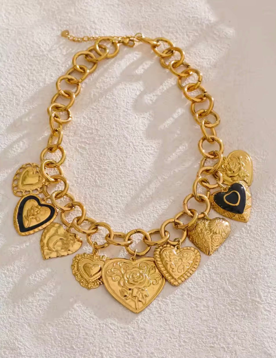 Maxi Collar Múltiples Dijes Negro