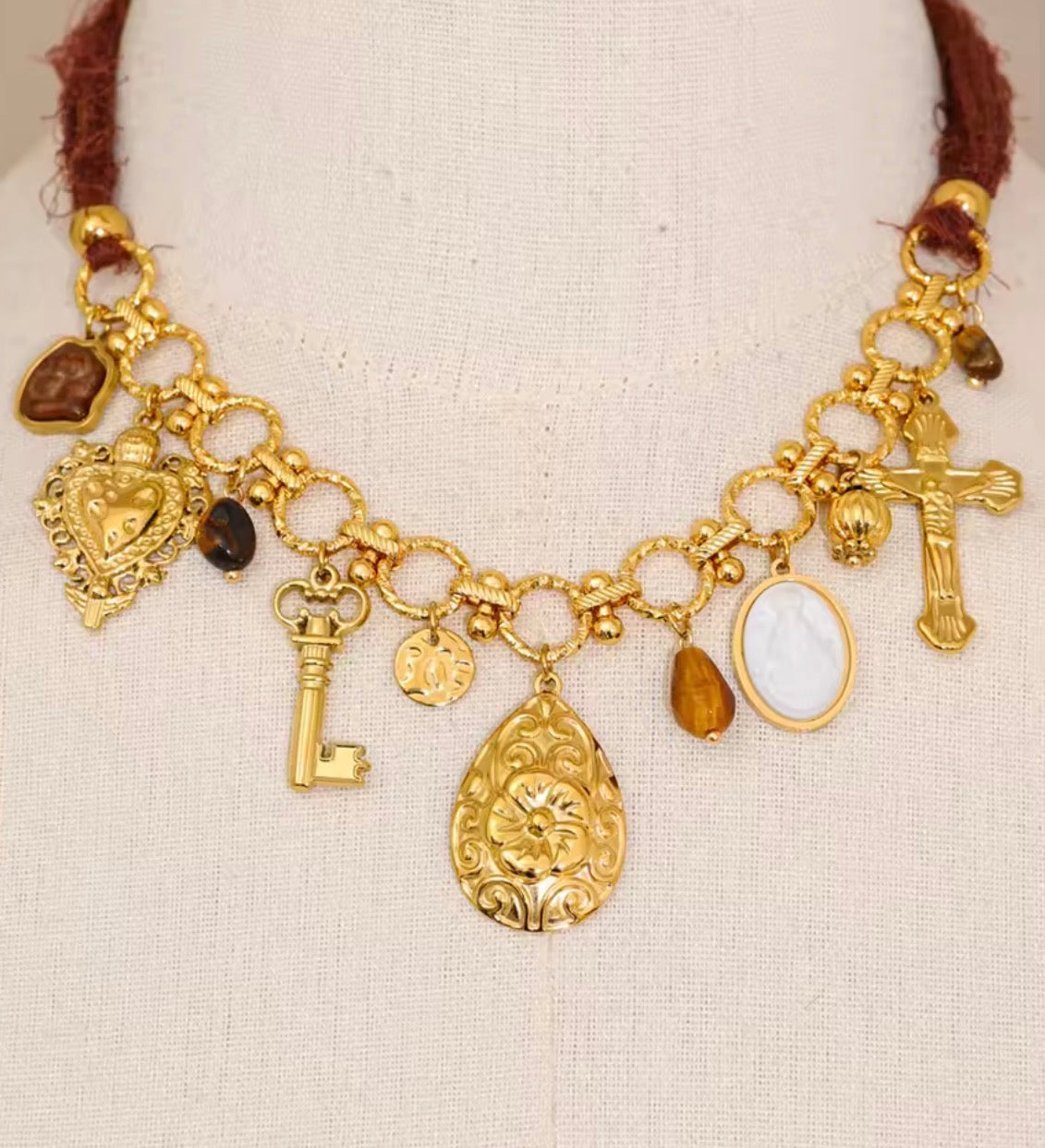 Collar Collage de Historias